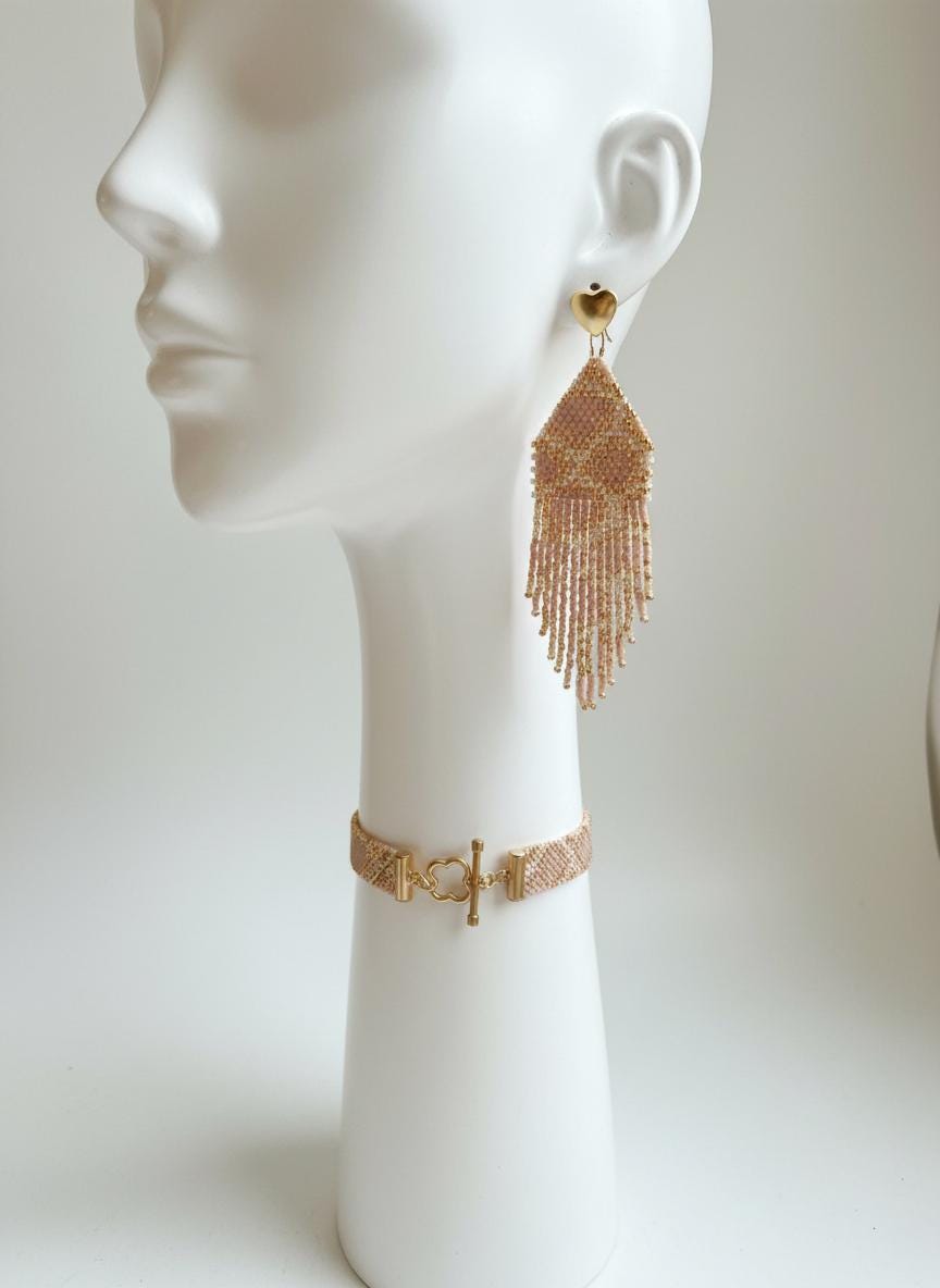Handmade pearl earring and bracelet set in nude beige – boho chic jewelry with gold detail
