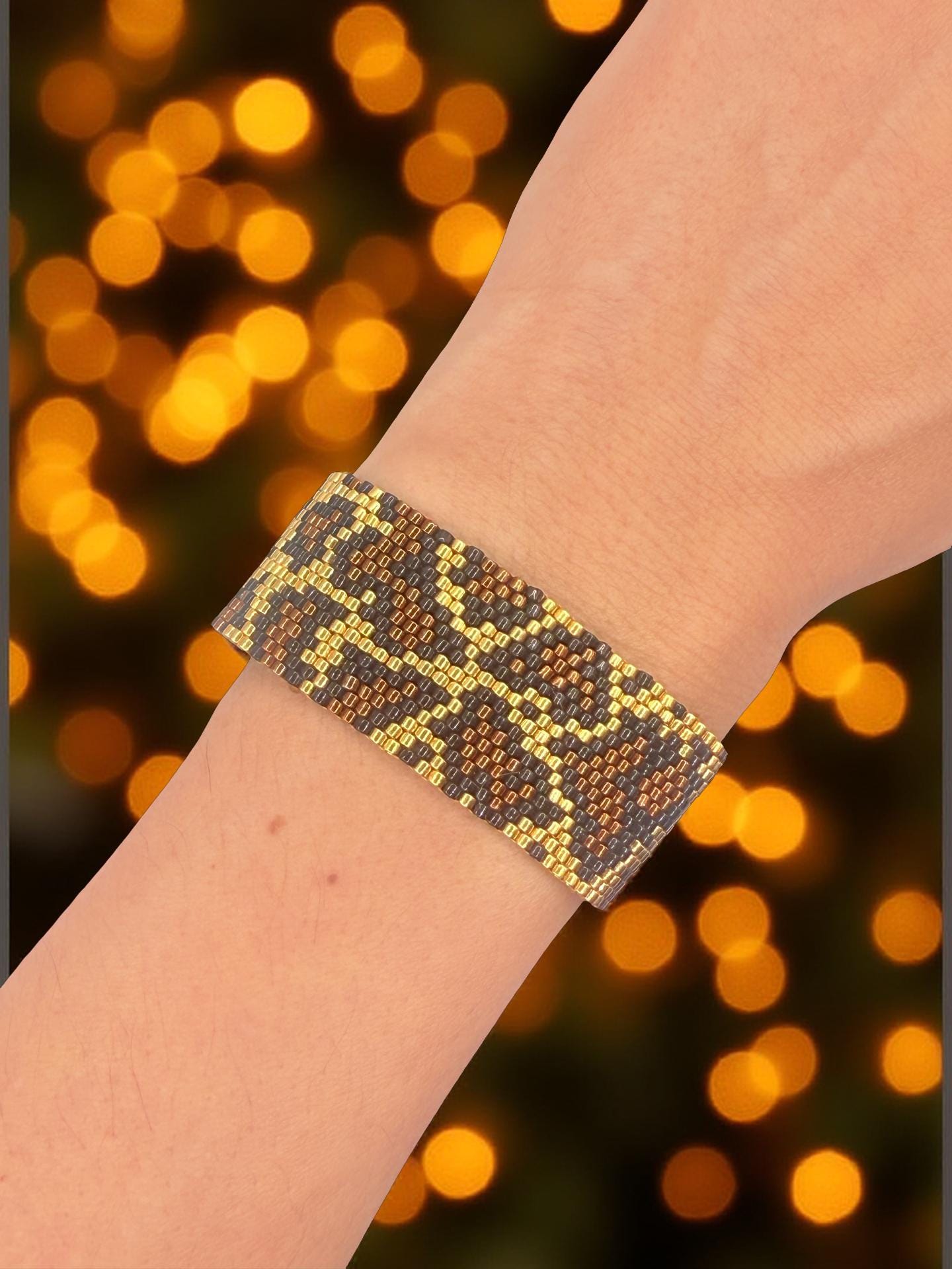 Handmade Miyuki bracelet in an elegant snake pattern with 24K gold-plated beads – a stylish statement for every look.
