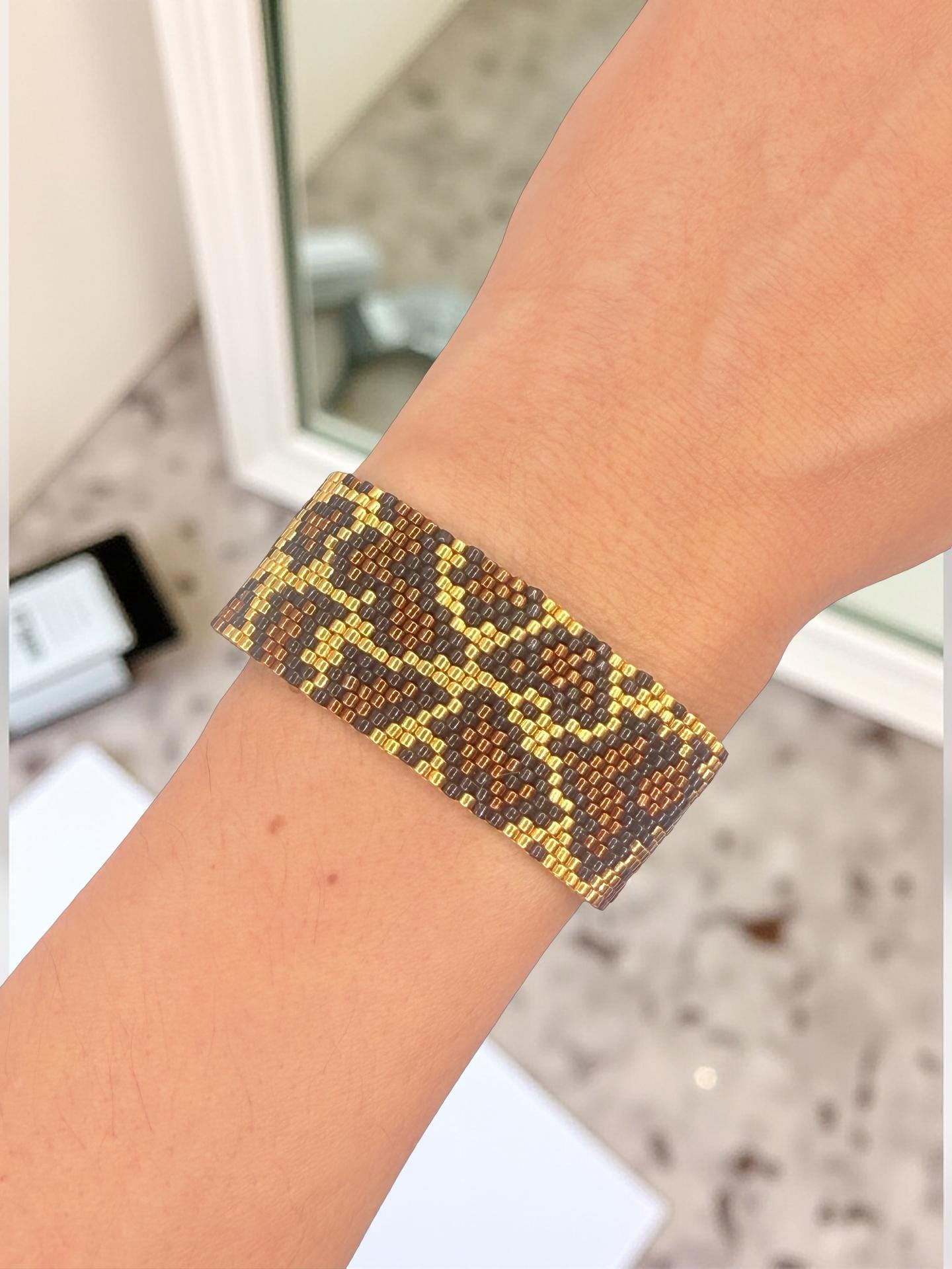 Handmade Miyuki bracelet in an elegant snake pattern with 24K gold-plated beads – a stylish statement for every look.