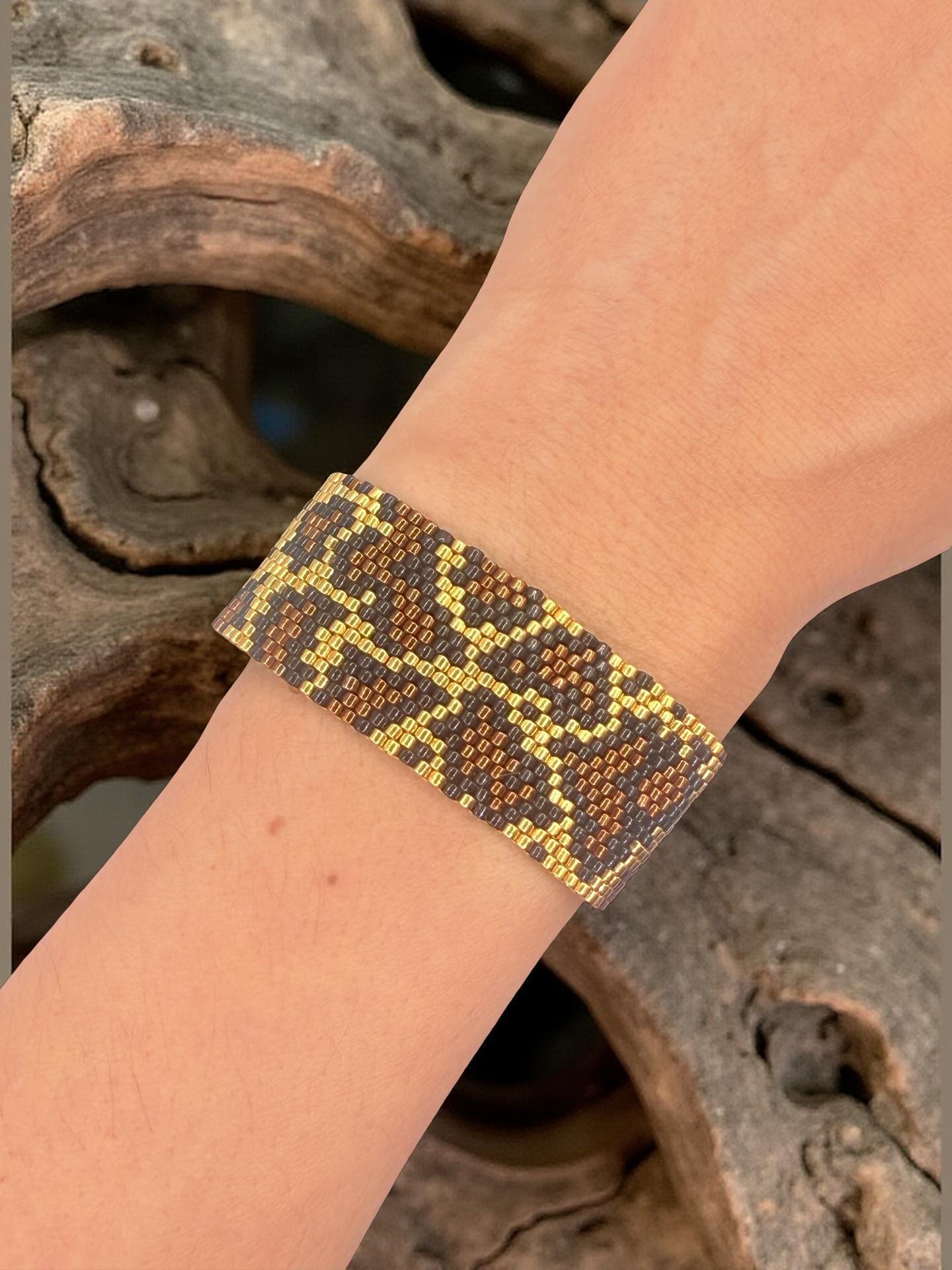 Handmade Miyuki bracelet in an elegant snake pattern with 24K gold-plated beads – a stylish statement for every look.